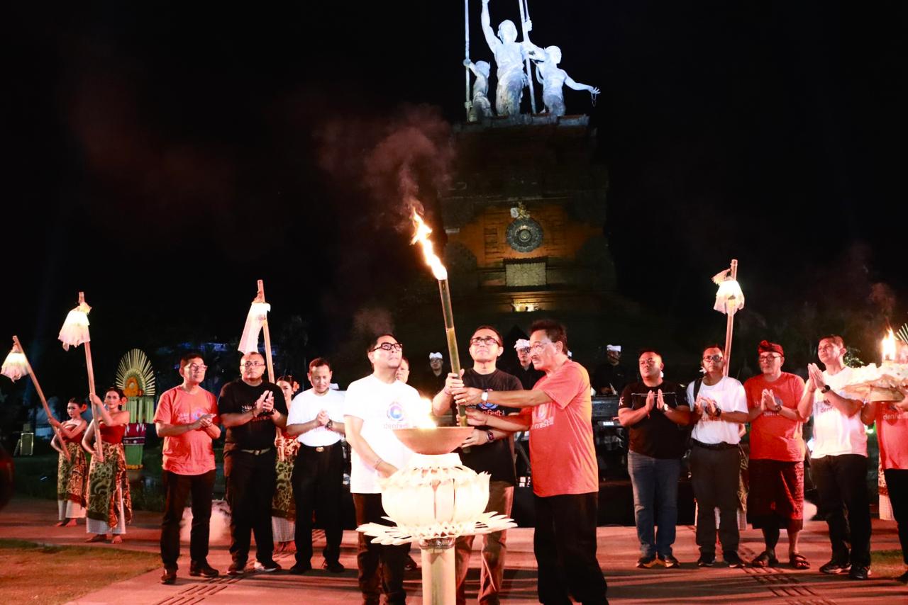 Wali Kota Denpasar I Gusti Ngurah Jaya Negara bersama Wawali I Kadek Agus Arya Wibawa saat pembukaan Denfest ke-18 di Kawasan Monumen Puputan Badung, Denpasar, Sabtu (20/12/2025).