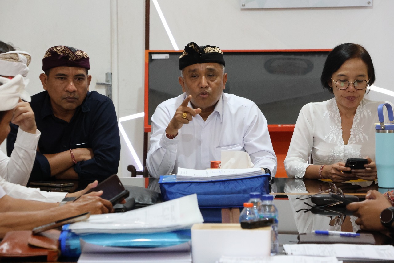 Ketua KPU Bali  Agung Lidartawan (tengah) didampingi komisioner lainnya saat menyampaikan pengumuman anulir kepada KPU Badung lantaran sampah.