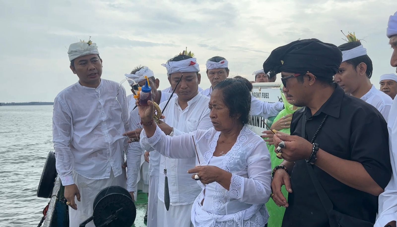 HARMONI ALAM: Upacara Pemahayu Jagat Segara Kerthi yang digelar di Pura Segara Pelabuhan Benoa, Bali Selatan, Jumat (19/12/2025).