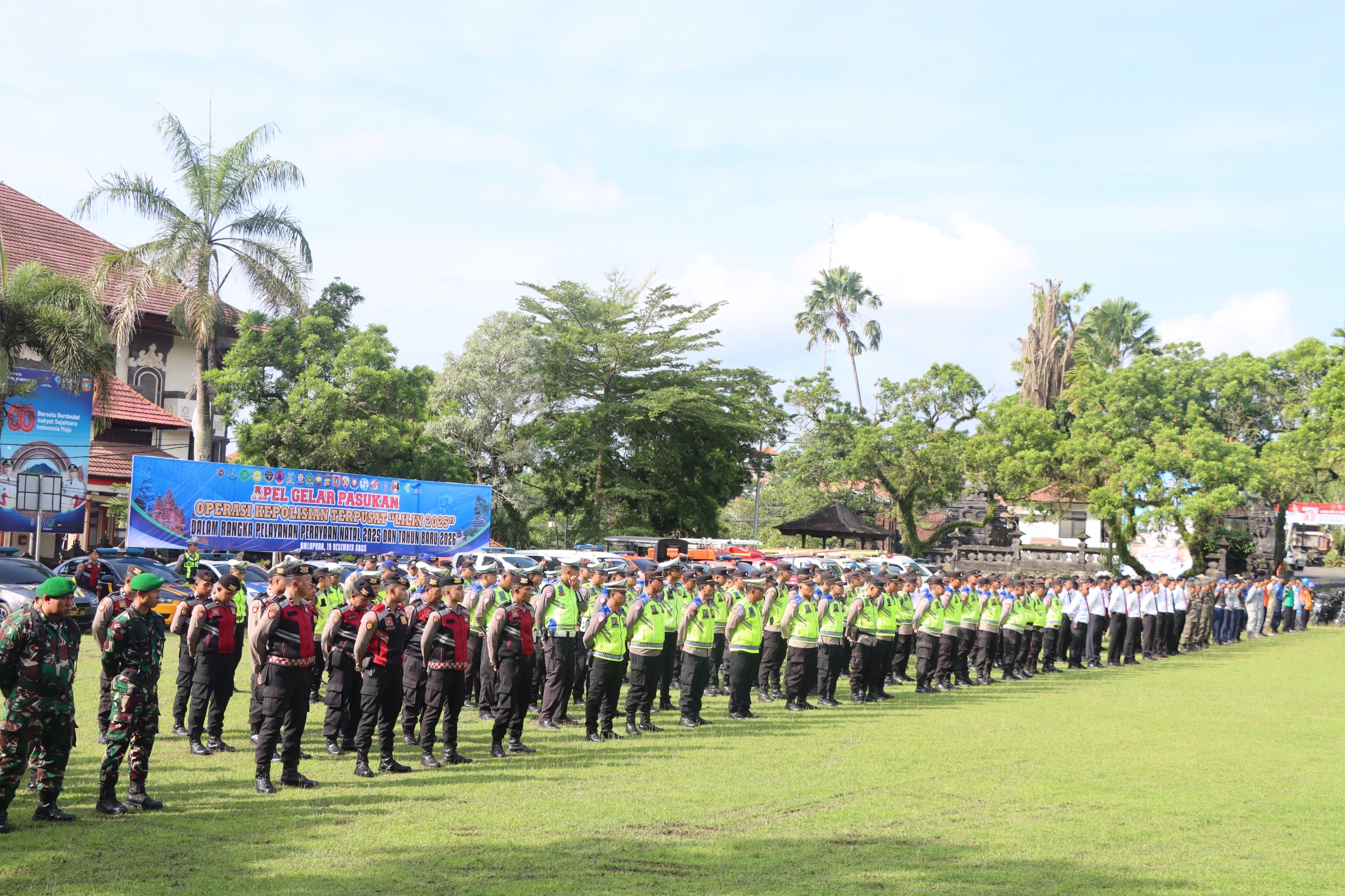 SIAPKAN PENGAMANAN NATARU : Kapolres Karangasem AKBP Joseph Edward Purba memimpin gelar pasukan untuk operasi lilin agung 2025. (ist)