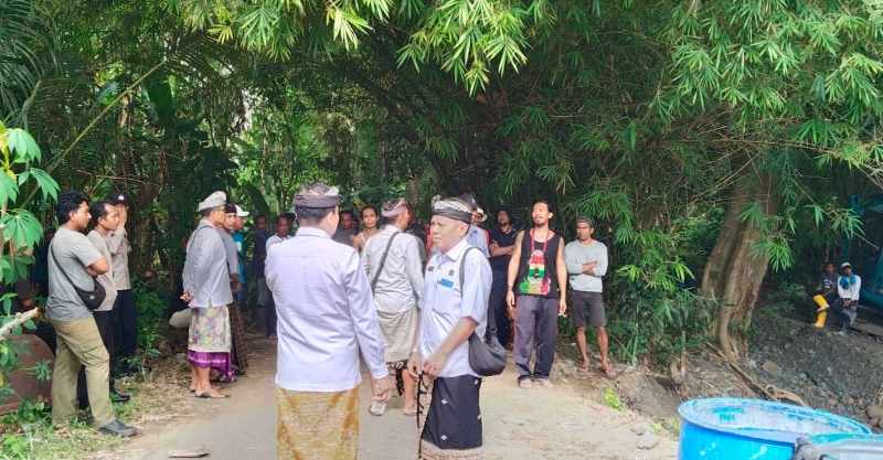 DIPROTES WARGA : Warga Banjar Dinas Pangitebel, Desa Antiga Kelod saat melakukan aksi protes terkait keberadaan proyek betonisasi di aliran sungai Betel oleh pihak perusahaan SPBE di Manggis. (ist)