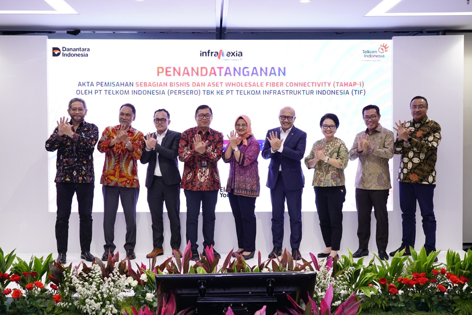 Direktur Utama Telkom Dian Siswarini (kelima dari Kiri) beserta jajaran Direksi Telkom saat acara penandatanganan akta pemisahan  (deed of spin-off) InfraNexia di Jakarta, pada Kamis (18/12).