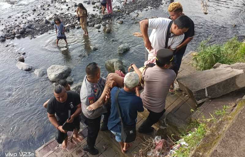 DIEVAKUASI : Buruh nahas, Ruben Radu Kaka yang hendak menolong Ni Komang Pande Arianti dievakuasi jenazahnya . (foto;dok.Polres Klungkung)