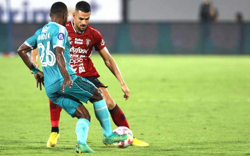 MISI MEMUTUS REKOR BURUK : Bali United saat laga melawan PSBS Biak, 11 Maret 2025 lalu. (foto:miftahuddin/Radar Bali)