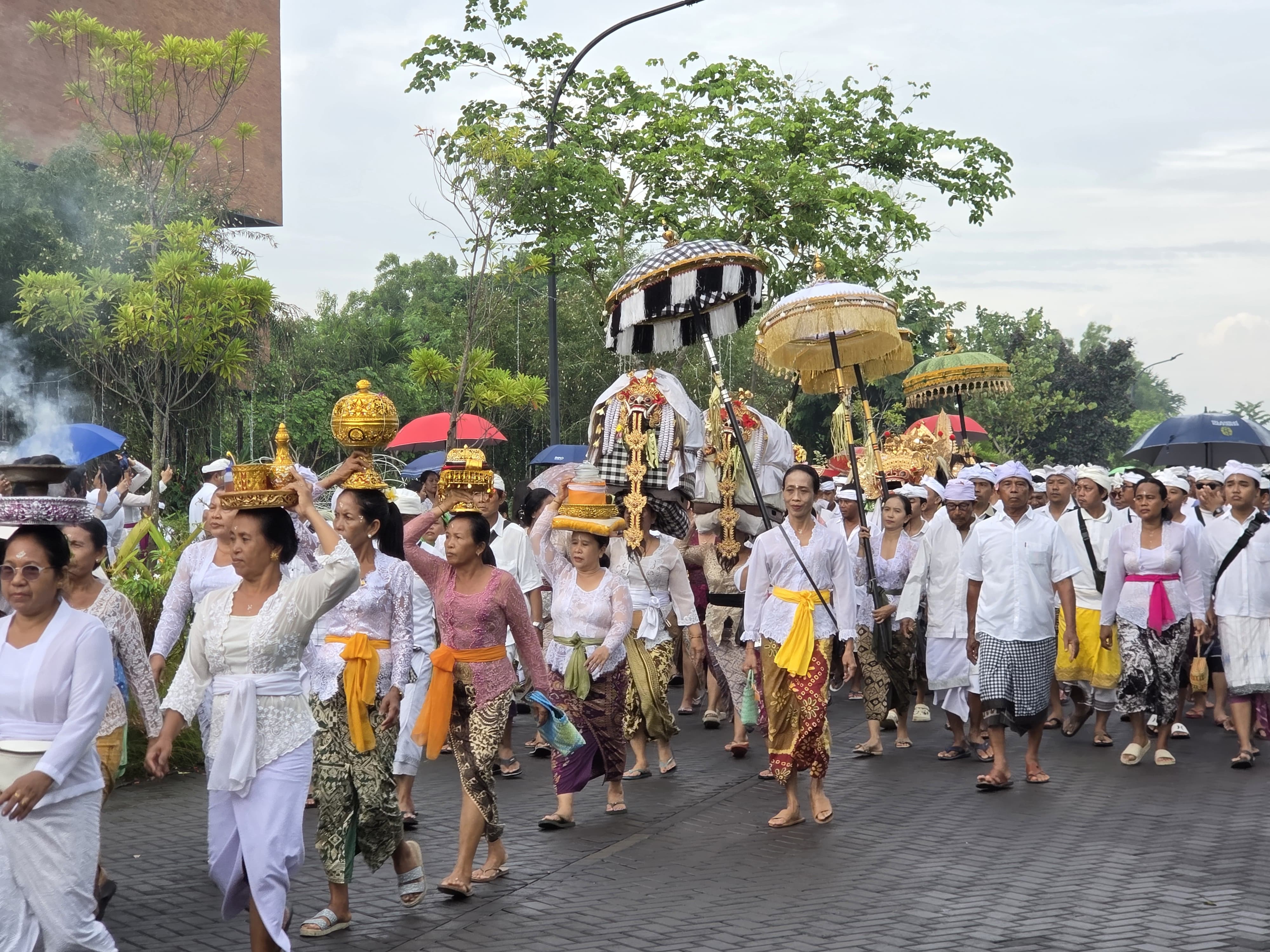 Warga Desa Serangan menjalankan upacara Memintar, Jumat (19/12/2025).