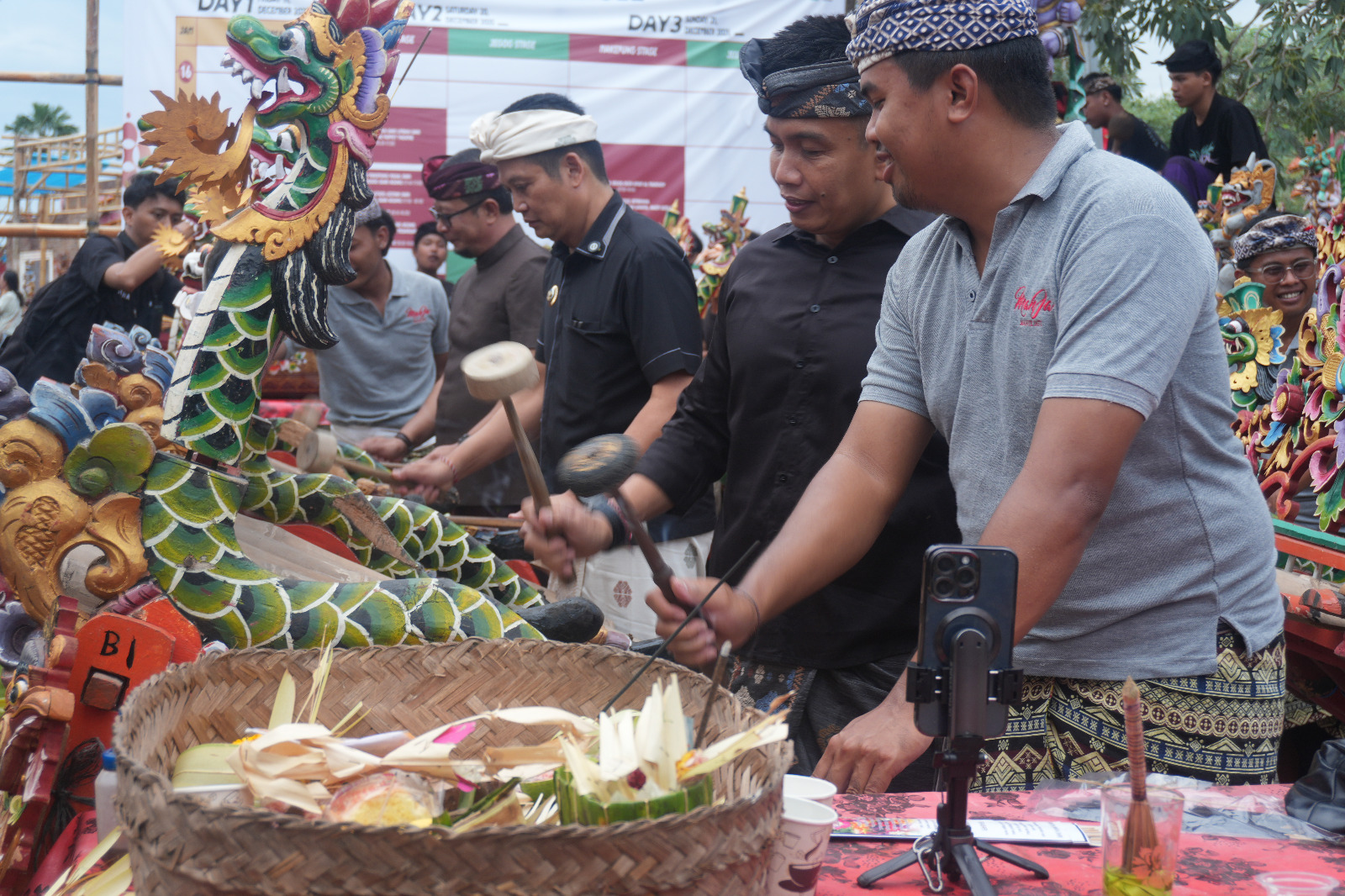 Bupati Jembrana I Made Kembang Hartawan didampingi Wakil Bupati IGN Patriana Krisna, saat pembukaan JSF 2025.