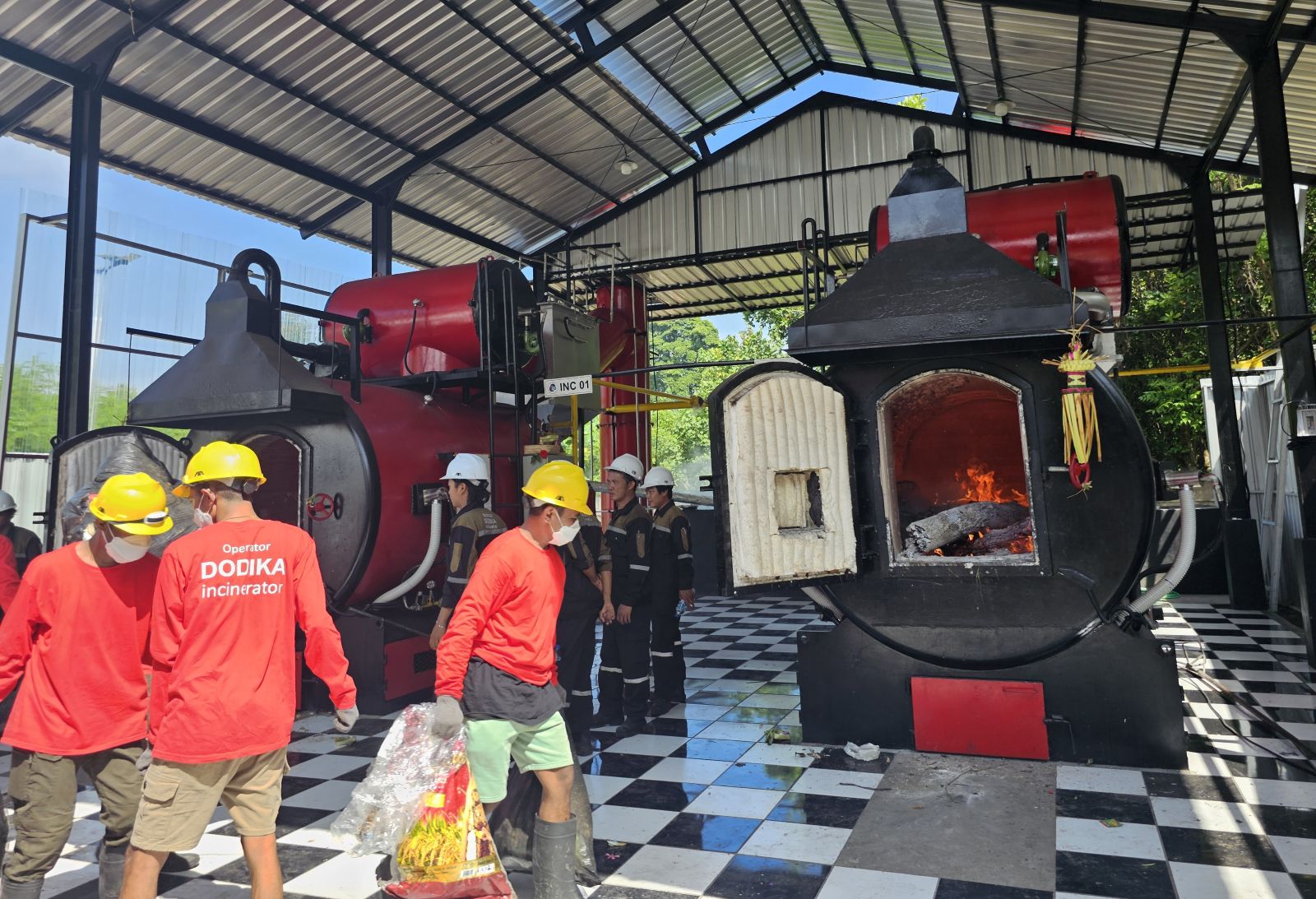 DIKLAIM AMAN: Insinerator dipasang di TPST Padang Seni, Jalan Bypass Ngurah Rai, Kuta Sabtu (20/12/2025)