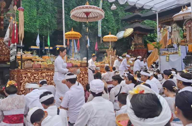 ilustrasi persembahyangan di Pura Goa Lawah, Dawan, Klungkung. (dok.Radar Bali)