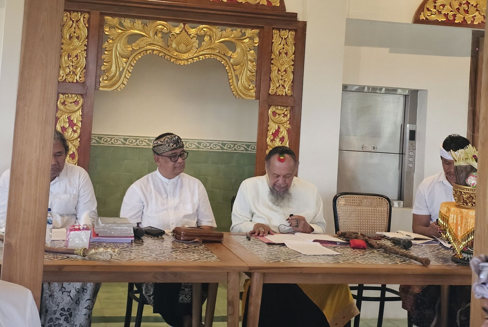 DHARMA THULA: AA Gde Ari Dwipayana, Ketua Yayasan Puri Kauhan Ubud memandu acara diskusi Membedah Ritual Nangluk Merana di Pesisir Selatan Pulau Bali di Jero Jawi, Gianyar, Sabtu (20/12/2025).