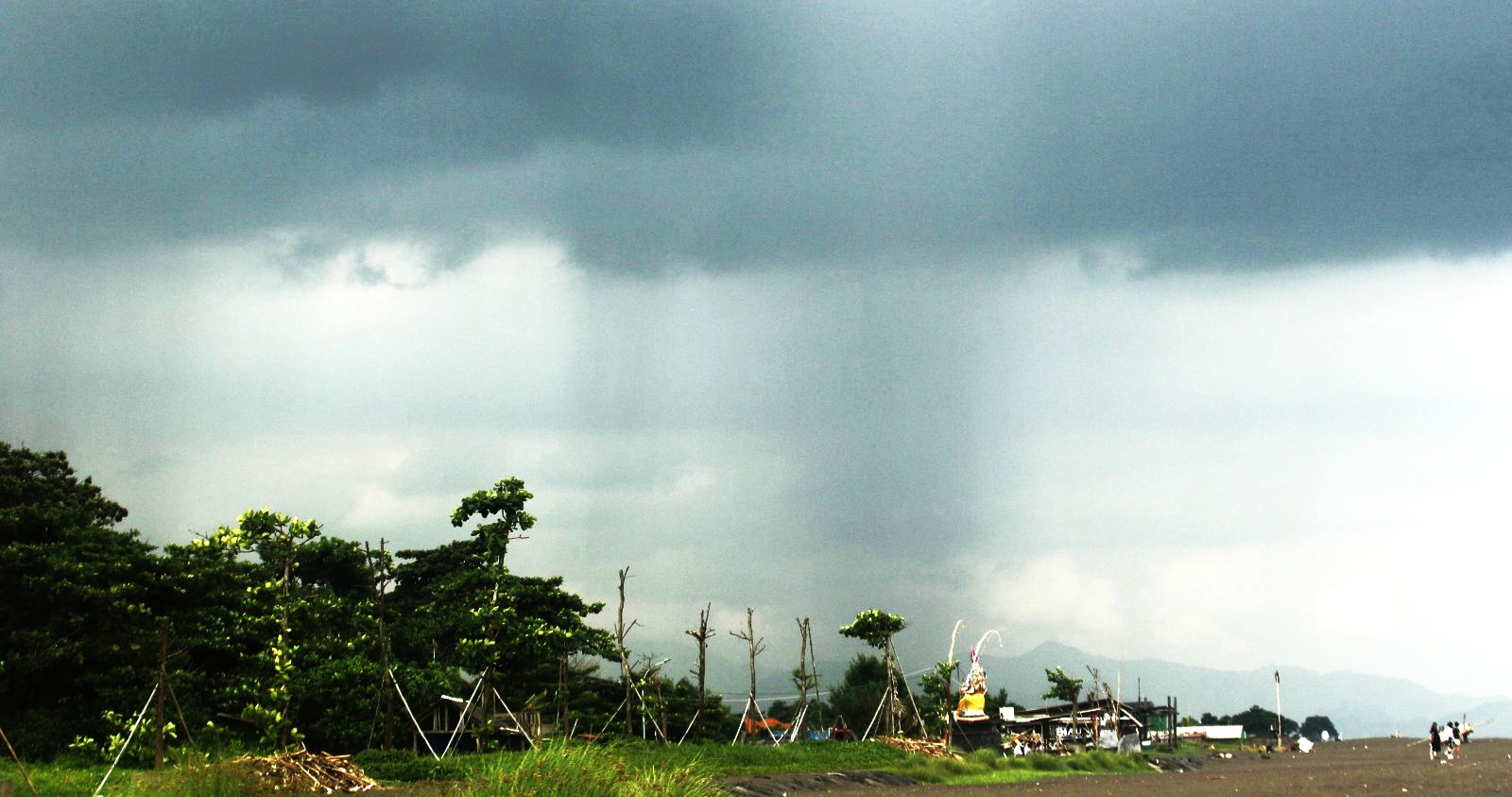 ilustrasi cuaca berawan di wilayah Biaung,Kesiman, Denpasar Timur. (foto: Miftahuddin/Radar Bali)