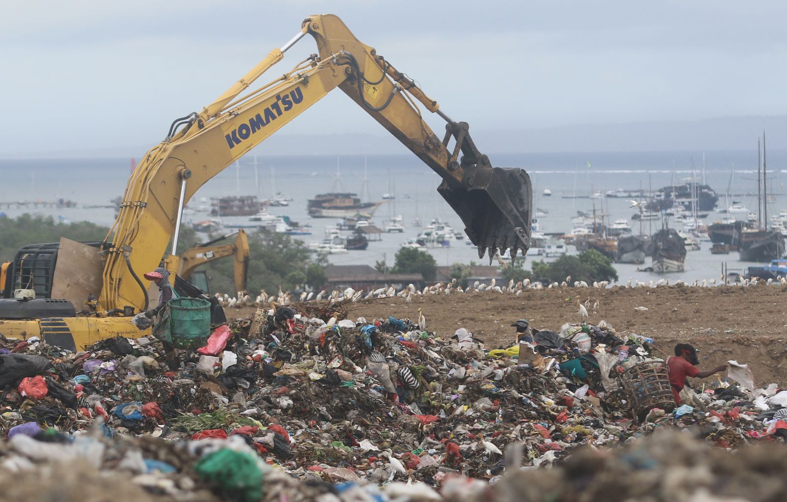 Aktivitas alat berat meratakan sampah terlihat di TPA Suwung Denpasar hingga 22 Desember 2025