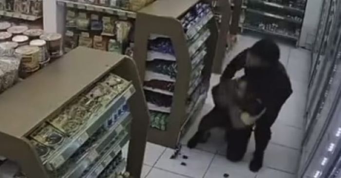 TAK TAHAN: Putu Krisna Swama Adi Putra, 19, asal Melaya. Jembrana, lecehkan pegawai perempuan di Coco Express, Jalan Terompong, Benoa, Kuta Selatan, Badung, Minggu (21/12/2025).