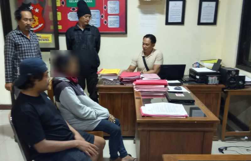 MASALAH EKONOMI : NKS (duduk, kedua dari kiri) merasa tertekan lantaran utang yang ditanggungnya. (foto: dok.Polres Klungkung)