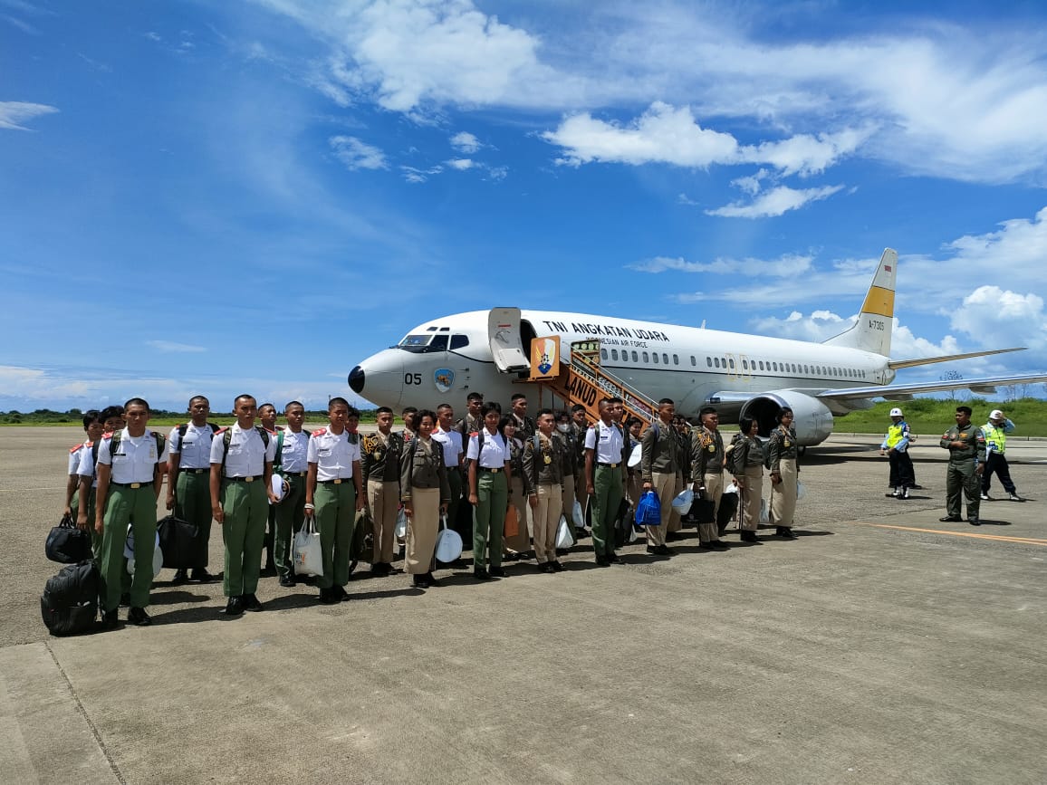 TNI AU memfasilitasi angkutan udara untuk para kadet yang harus menjalani cuti mendahului guna kembali ke daerah asal dan keluarga masing-masing.