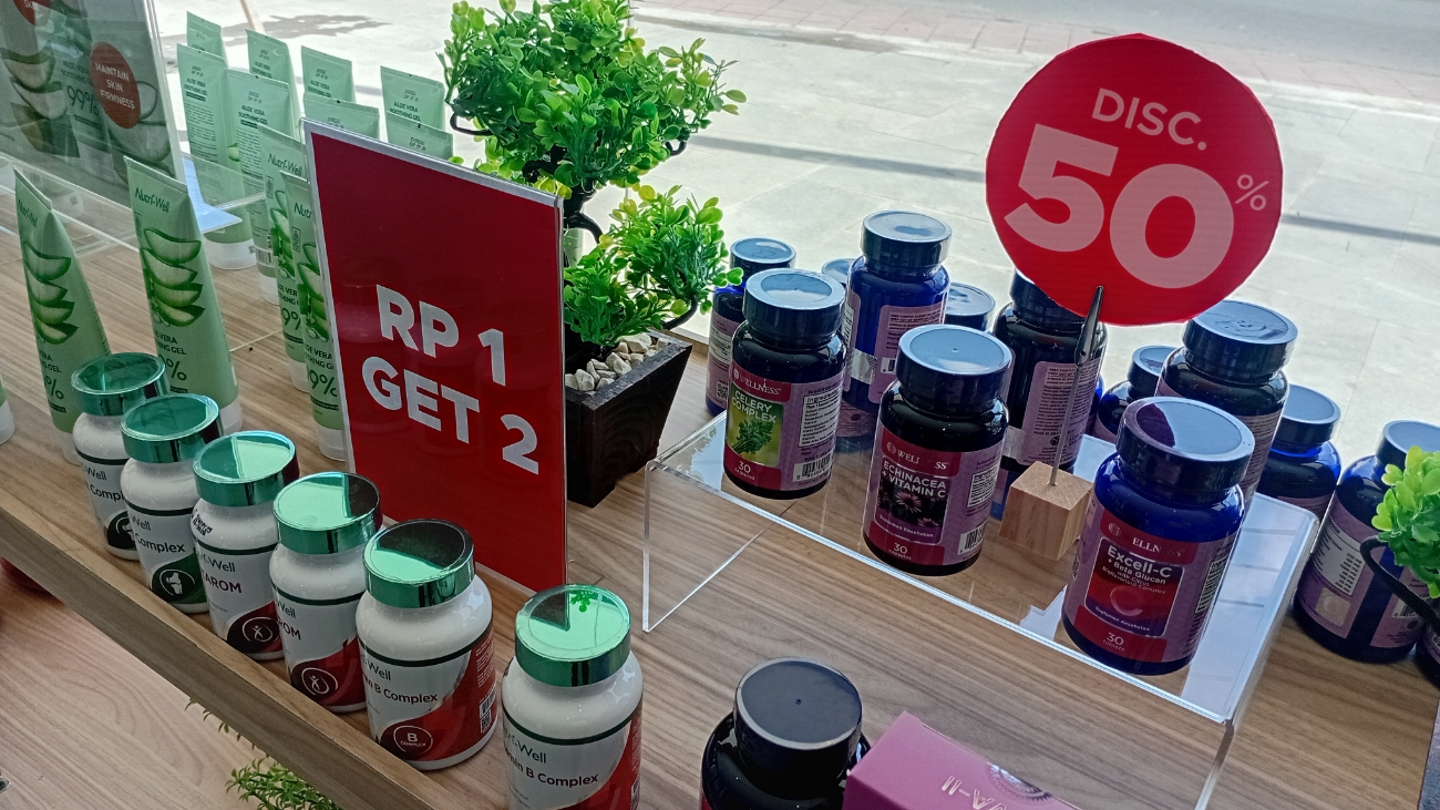 PENAWARAAN SPESIAL: Aneka produk dapat dibeli dengan diskon menarik.