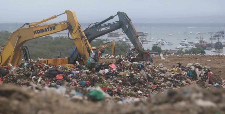 MERAGUKAN: Aktivitas alat berat meratakan sampah terlihat di TPA (Tempat Pembuangan Akhir) Suwung, Denpasar, (22/12/2025,