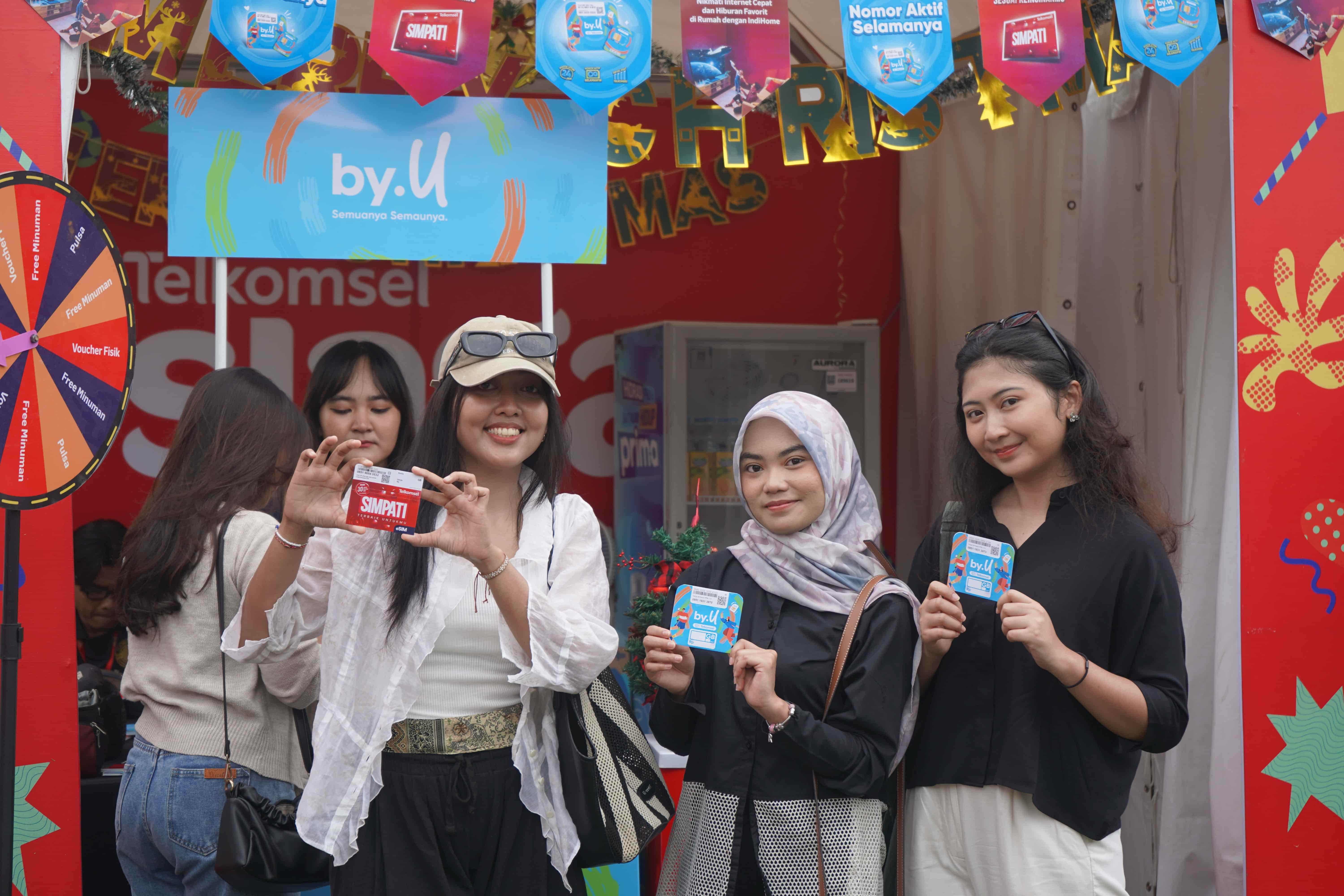 BOOTH PELAYANAN PELANGGAN: Siap melayani berbagai kebutuhan pengunjung selama Denfest ke-18 berlangsung, pada 20 - 23 Desember 2025.
