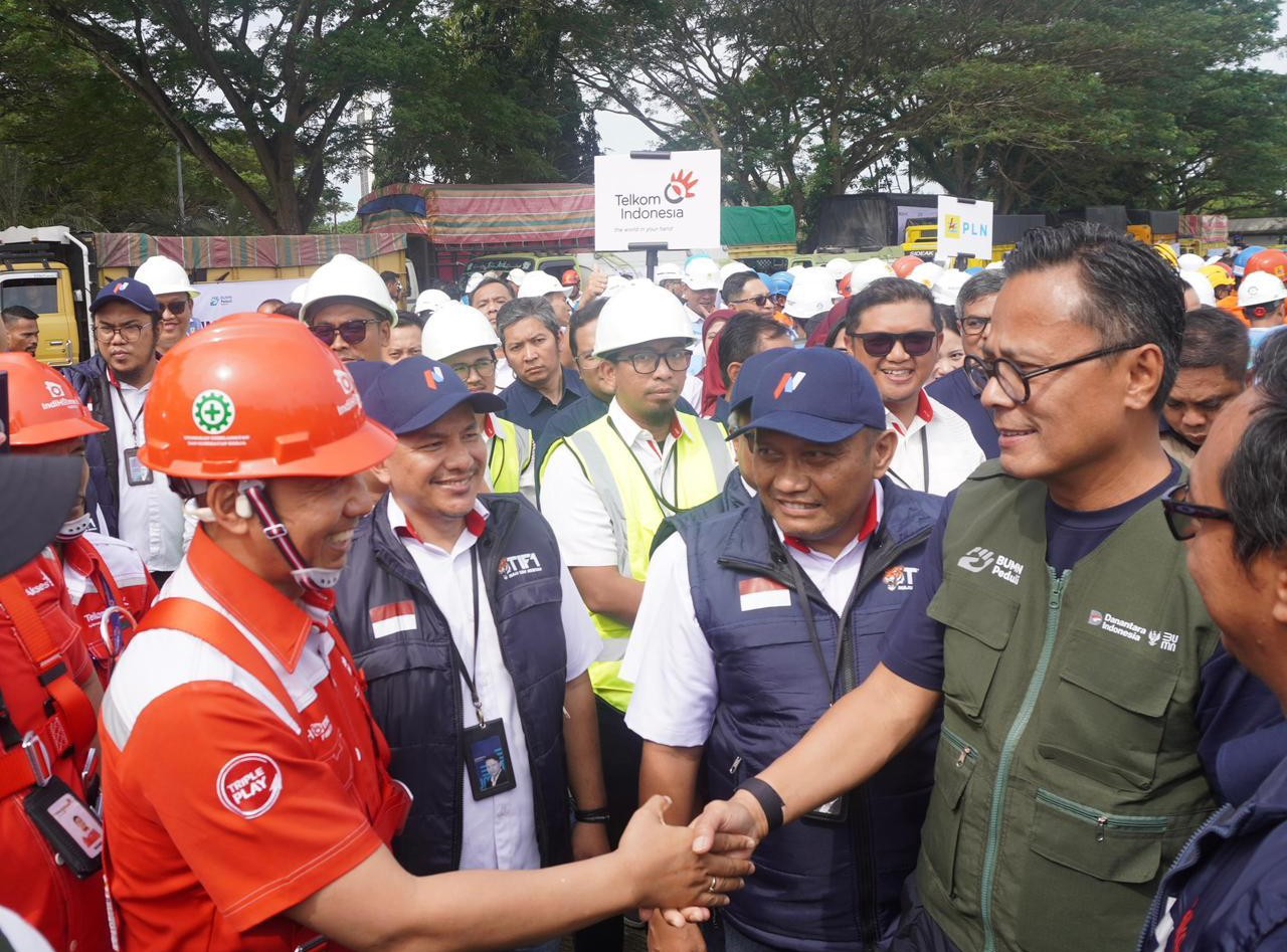 Chief Operating Officer Danantara Dony Oskaria bersama para Relawan usai agenda apel kesiapan Relawan BUMN Peduli yang di area Bandara Kualanamu, Sumatra Utara, Jumat (19/12).