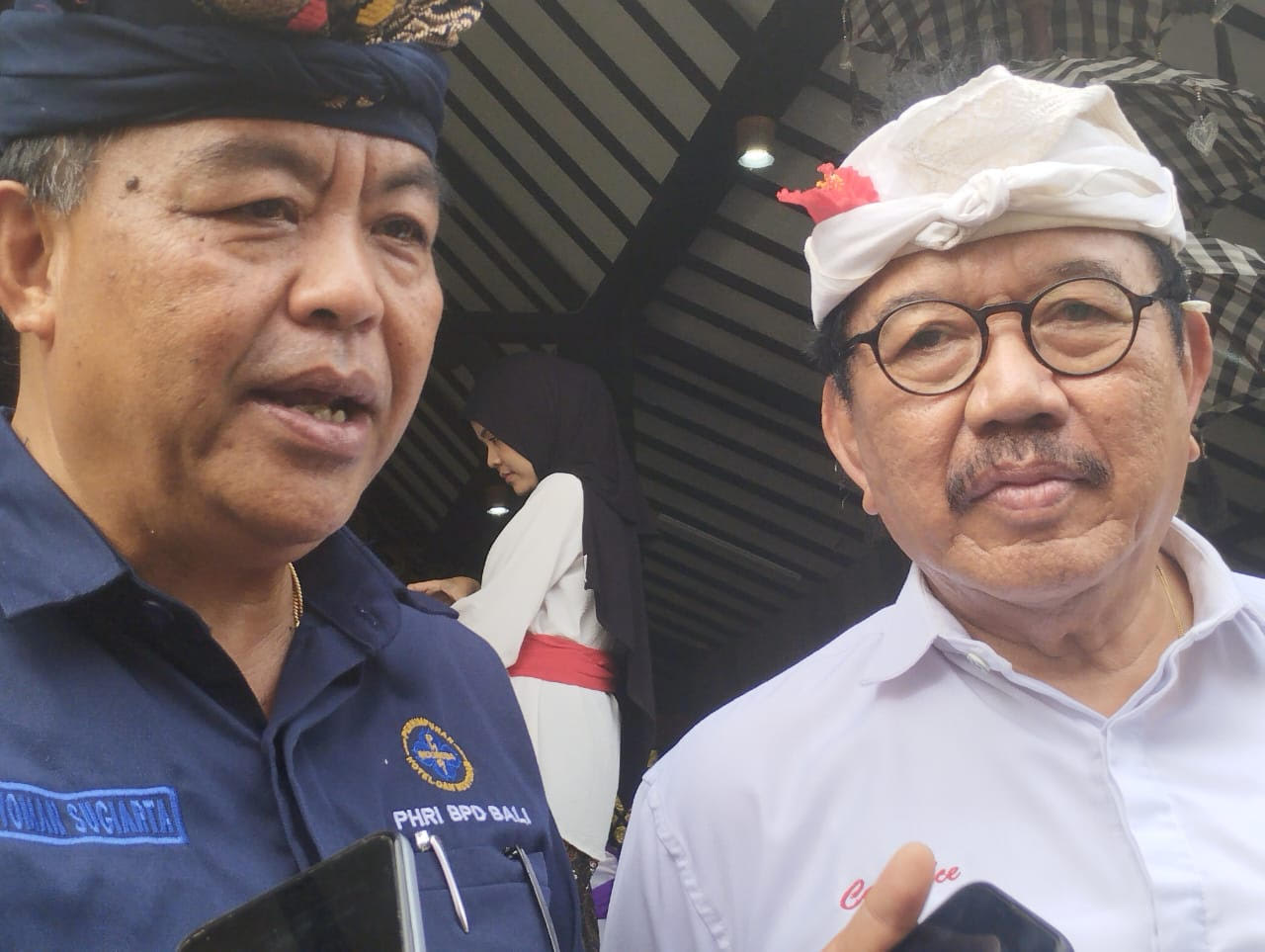 PANTAU FENOMENA BARU : (Kanan) Ketua PHRI Bali Tjokorda Oka Artha Ardhana Sukawati atau Cok Ace dan Ketua PHRI Tabanan, I Nyoman Sugiarta.(juliadi/radar bali)