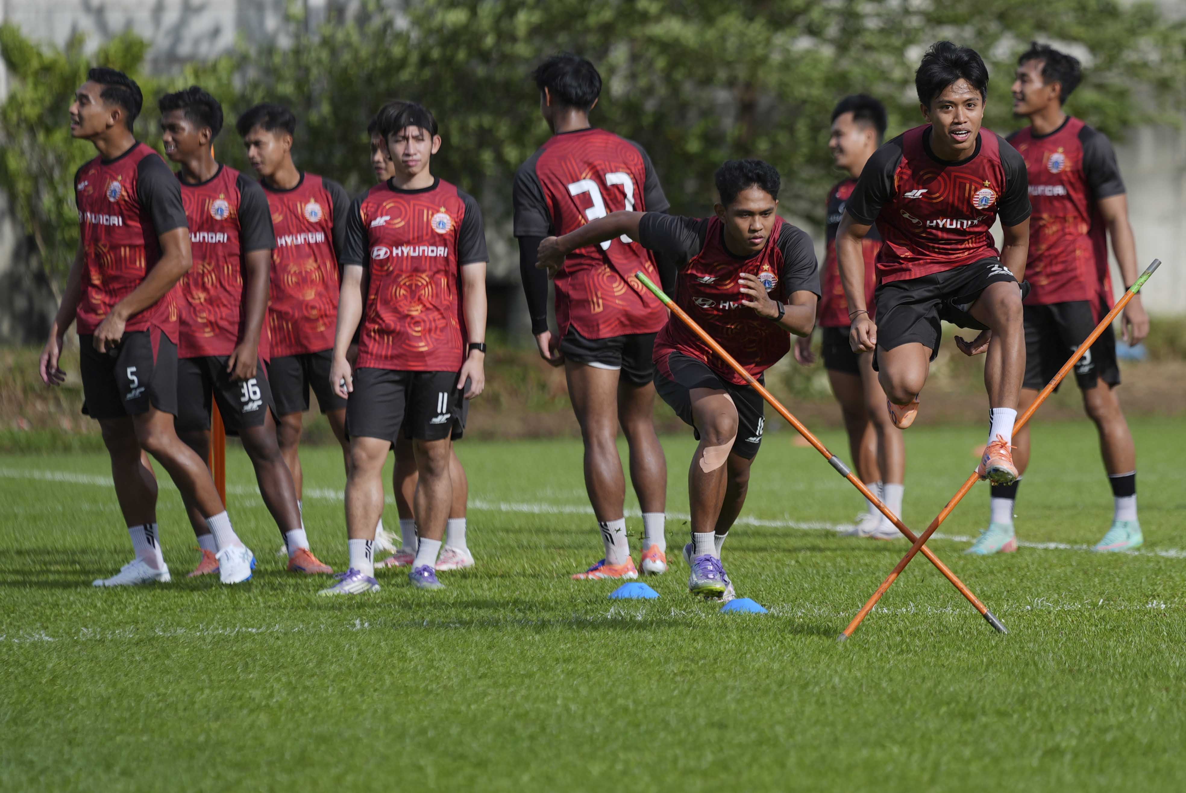 MISI PANGKAS JARAK - Para pemain Persija berlatih di Persija Training Center di Bojongsari, Sawangan, Depok.