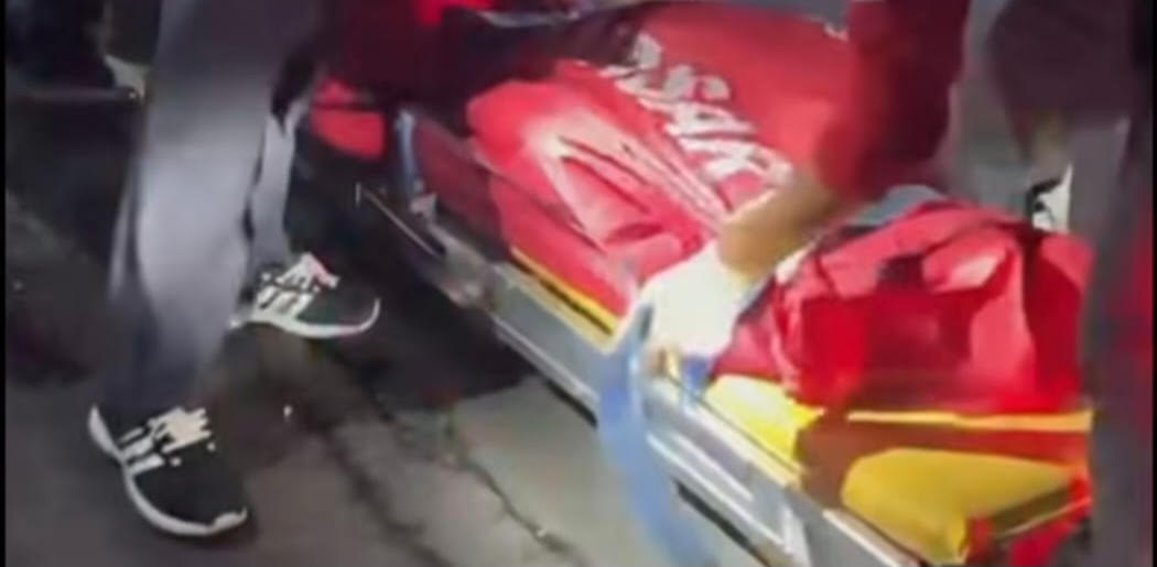HEBAT: Jenazah SAP, 27, dimasukkan ke kantong jlalu dievakuasi ke RS Prof. Ngoerah.