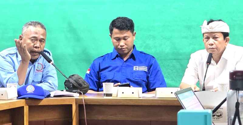 NAIKKAN UMK: Ketua KSPSI Jembrana Sukirman (kiri) saat rapat pembahasan UMK Jembrana. (foto:dok.KSPSI)