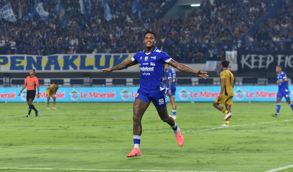 CETAK BRACE - Ramon Tanque merayakan GOL ke gawang Bhayangkara FC.