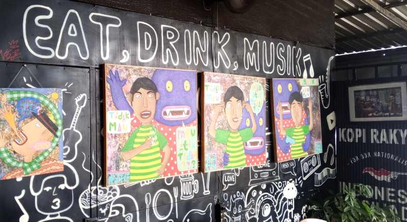 SIMBOLIS: Sejumlah karya milik perupa Lie Ping Ping yang dipajang di Warung BK. ( Foto Marsellus Pampur)