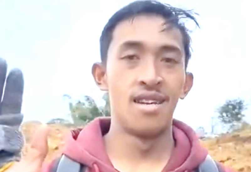 NEKAT : Ahmad Handoko, pemuda asal Aceh Tengah ini nekat jalan kaki ratusan kilometer demi akad nikah di Tengah situasi jalan rusak. (rizki maulizar/ist)