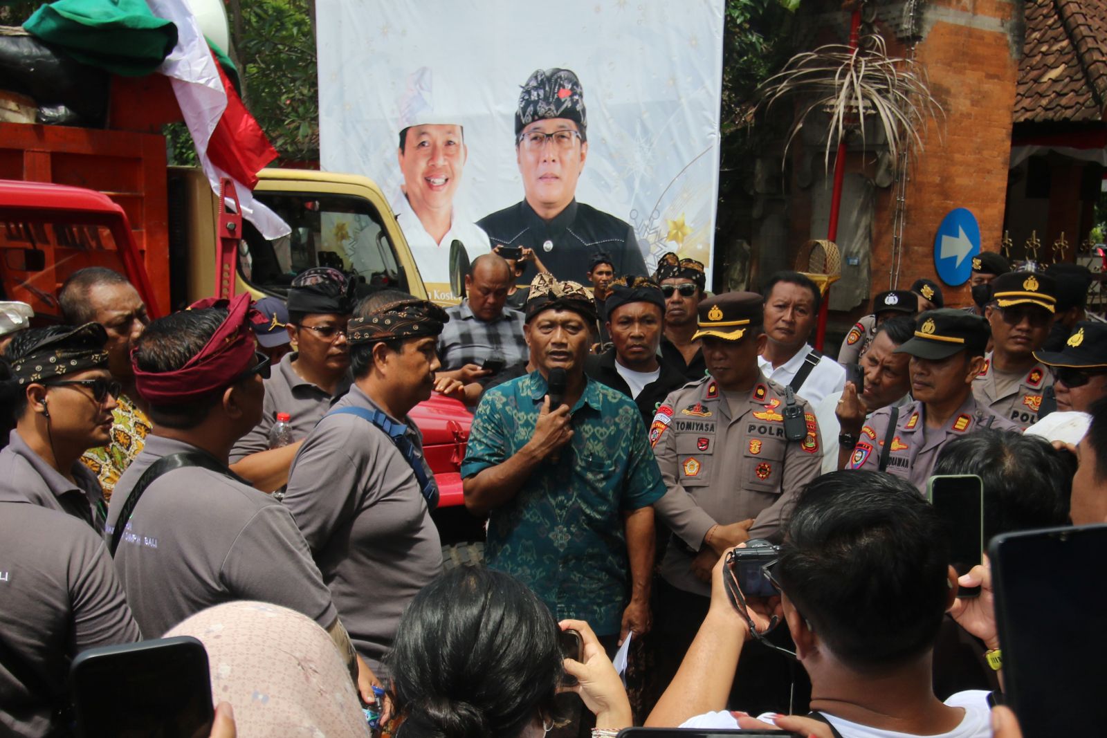 RUNDINGAN: Penutupan TPA Suwung-Kendaraan pengangkut sampah Forum komunikasi Swakelola Sampah Bali  saat berdemo di Depan kanor Gubernur Bali Selasa (23-12/2025)