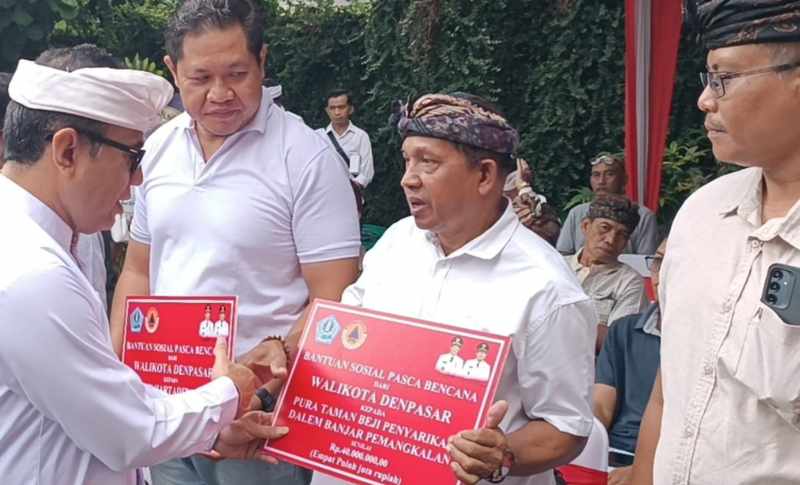 TUNTASKAN BANTUAN : Wali Kota Denpasar IGN Jaya Negara menyerahkan bantuan tahap ketiga. (adrian suwanto/radar bali)