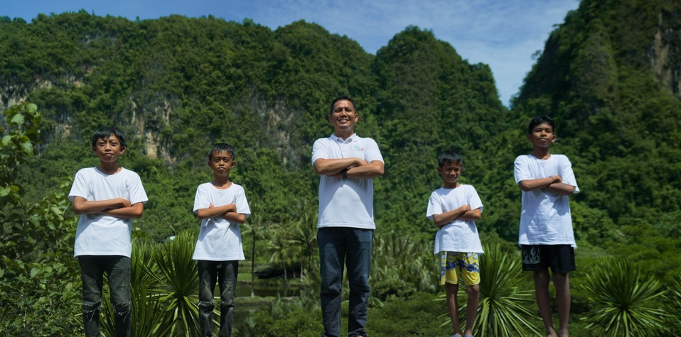 Tokoh Penggerak Kampung Berseri Astra Rammang-Rammang, Zainal Abidin (tengah) yang dikenal sebagai Penjaga Benteng Alam Karst Rammang-Rammang.