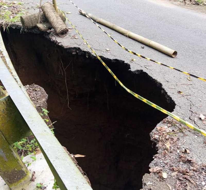 RUSAK BERAT DAN BERBAHAYA: Kondisi jalan penghubung Banjar Juwuk Bali dengan Banjar Penatahan, Desa Susut, Kecamatan Susut, Klungkung. (Foto: Polsek Susut)
