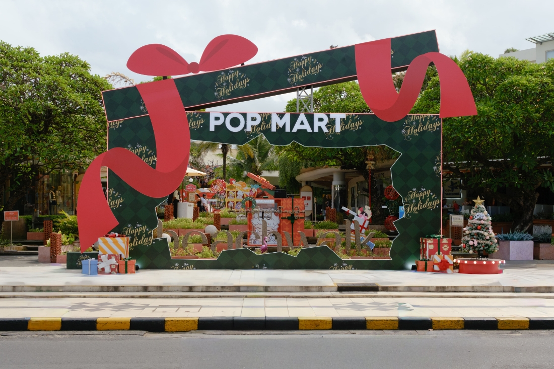 ORNAMEN KHAS NATAL: Sambut pengunjung Beachwalk Shopping Center &ldquo;Apple of My Eye&rdquo; menarik perhatian masyarakat yang melintas di Pantai Kuta.