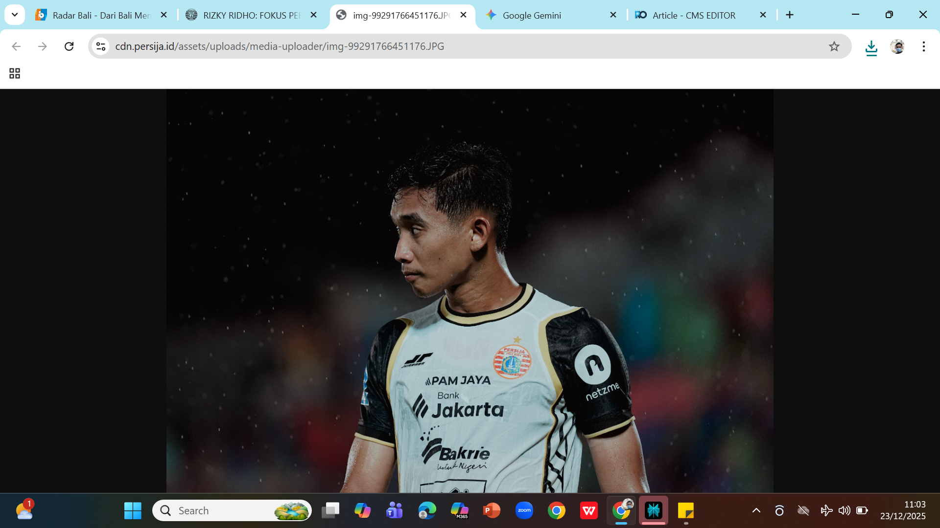 KECEWA WASIT - Kapten Persija Rizky Ridho kecewa dengan kepemimpinan wasit dalam pertandingan melawan Semen Padang.