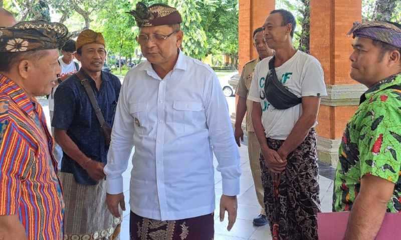 TEMUI BUPATI : Sejumlah tokoh dari Desa Sudaji menemui Bupati Buleleng, I Nyoman Sutjidra mengenai kasus dugaan korupsi yang menyeret Perbekel I Made Ngurah Fajar Kurniawan.(francelino junior)
