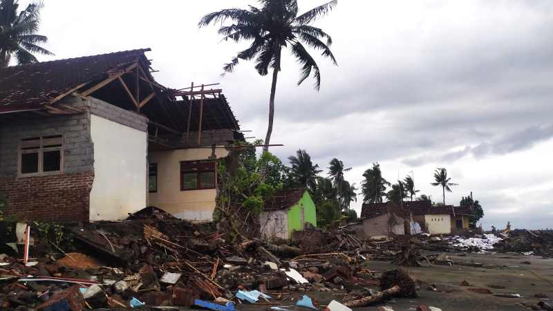 DIHAJAR ABRASI : Salah satu tempat paling rawan abrasi di Jembrana , Pantai Pebuahan. (M.Basir)