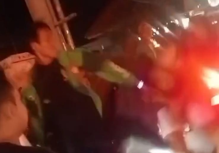 BENTROK: Potongan video adu jotos antar pemuda yang salah satunya memakai seragam ojol ini pecah di kawasan padat lalulintas Canggu