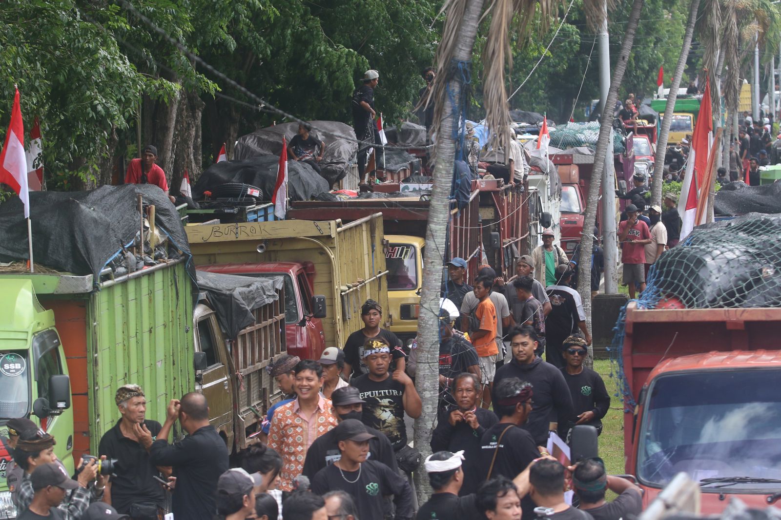 Aksi para pengemudi sopir truk angkut sampah di Renon, Selasa 23 Desember 2025.