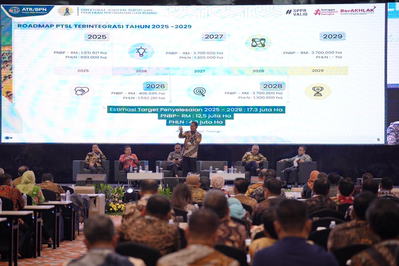 Dirjen SPPR Virgo Eresta Jaya, saat menyampaikan materi di sesi pengarahan Rakernas Kementerian ATR/BPN, di Jakarta, Senin (08/12/2025).