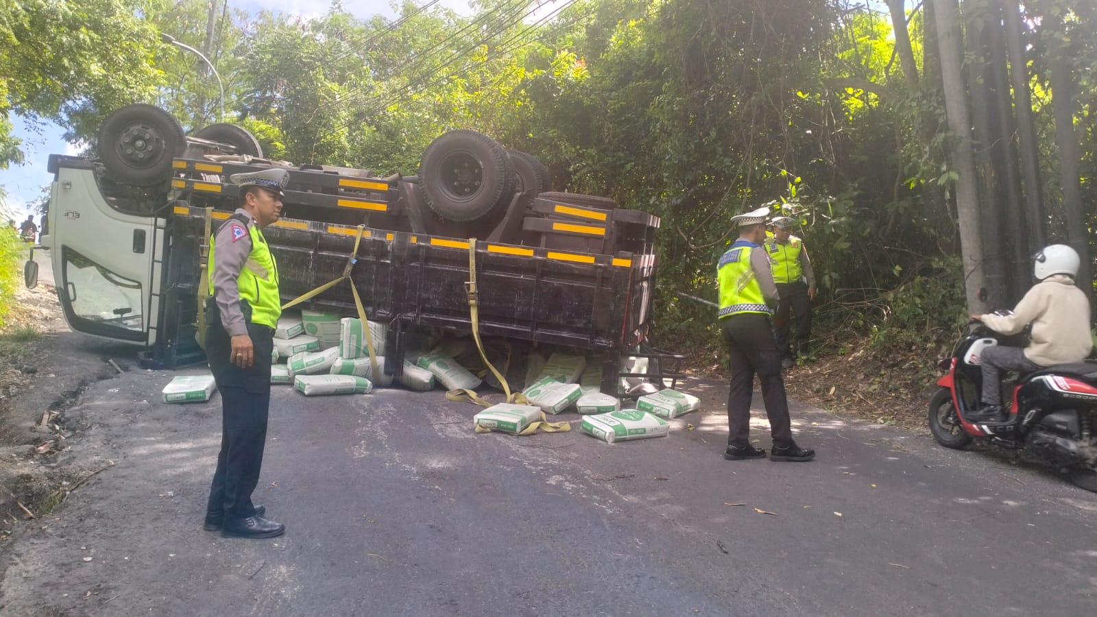 TAK KUAT: Polisi lakukan olah TKP di lokasi tanjakan Pura Goa Gong, Jalan Goa Gong, Kecamatan Kuta Selatan, Jumat (24/12/2025).