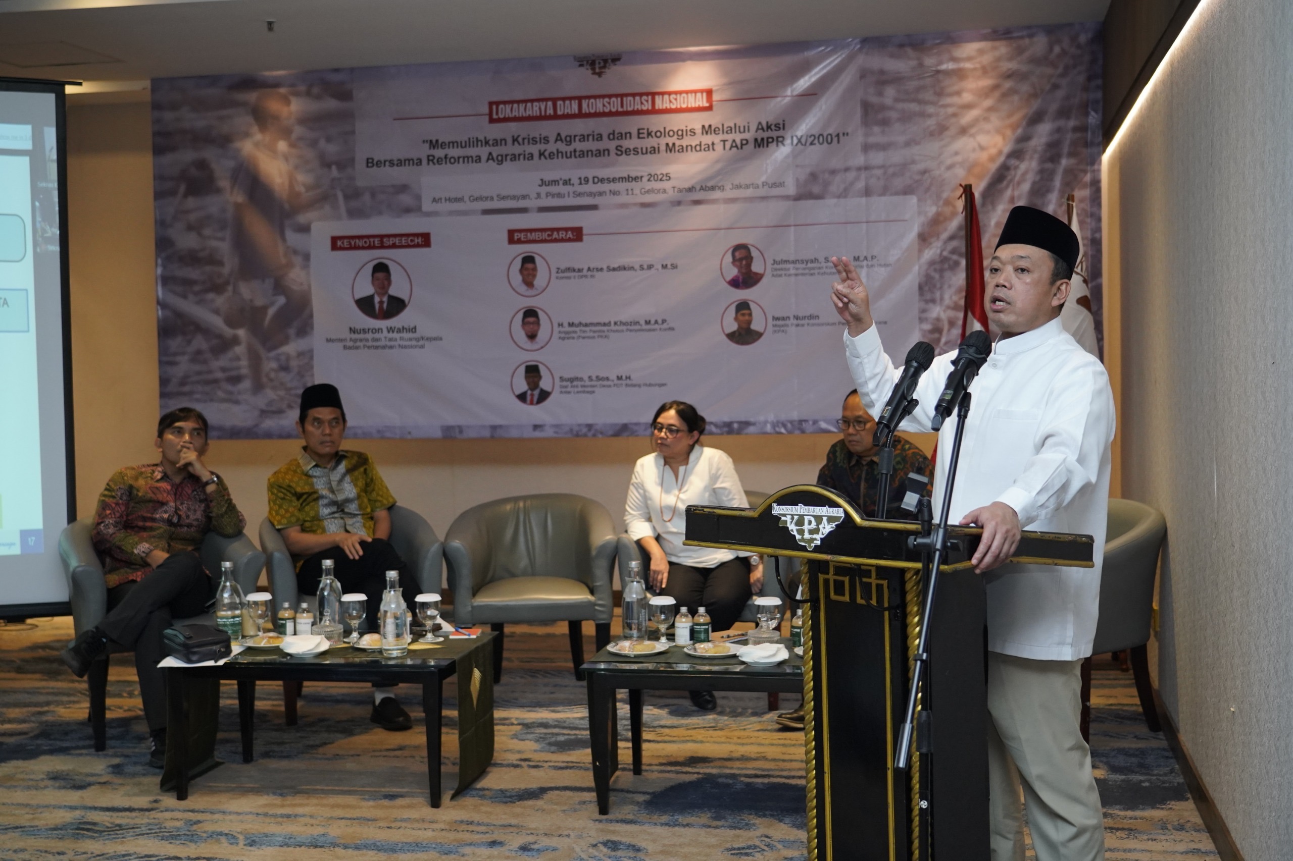 Menteri ATR/Kepala BPN, Nusron Wahid saat menjadi keynote speaker dalam acara Lokakarya dan Konsolidasi Nasional oleh Konsorsium Pembaruan Agraria (KPA), di Jakarta, Jumat (19/12/2025).