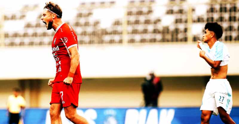 TAMBAH GOL DI MENIT AKHIR: Thijmen Goppel mencetak gol ketiga Bali United di menit ke- 89. (media Bali United)