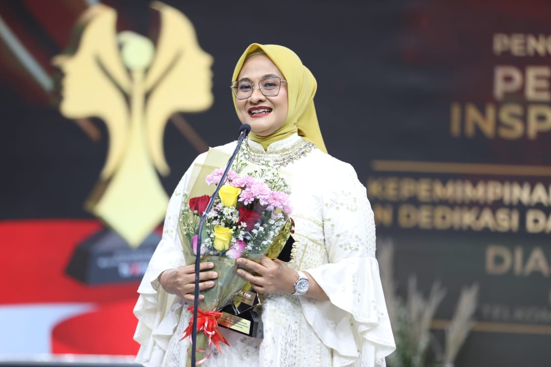 Direktur Utama Telkom Dian Siswarini saat menerima penghargaan Perempuan Inspiratif Awards di studio tvOne di Jakarta, pada Senin (22/12).