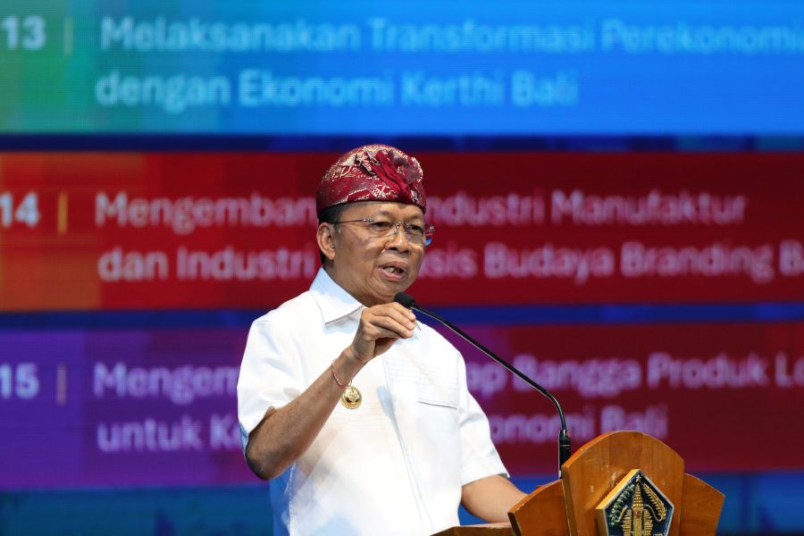 HALUAN: Gubernur Koster saat berpidato dlm acara Pelaksanaan Haluan Pembangunan Bali Masa Depan, 100 Tahun Bali Era Baru 2025-2125 di Art Center Denpasar.