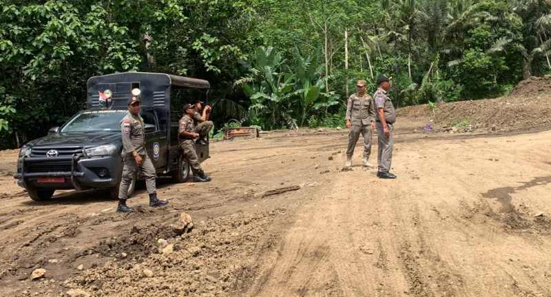 TEGURAN LANGSUNG : Satpol PP Klungkung memberikan Surat Peringan (SP) II kepada para pelaku pengerukan bukit di Desa Paksebali, Kecamatan Dawan. (Foto: Satpol PP Klungkung)