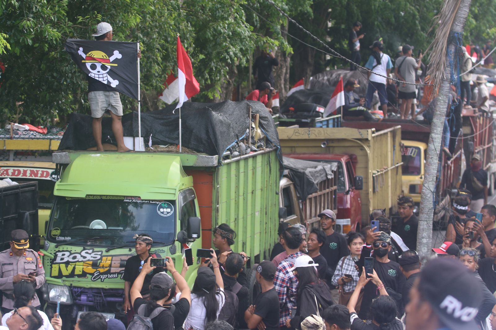 MUAT SAMPAH: Aksi Forum Swakelola Sampah Aksi Jalanan Bawa Ratusan Truk Penuh Sampah Parkir di Kantor Gubernur dan DPRD Bali
