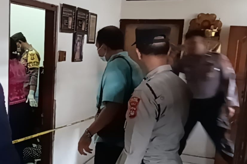 DIPASANG GARIS POLISI : Putu Puja Arya Suta tergeletak di dalam kamarnya. (dok.Polres Buleleng)