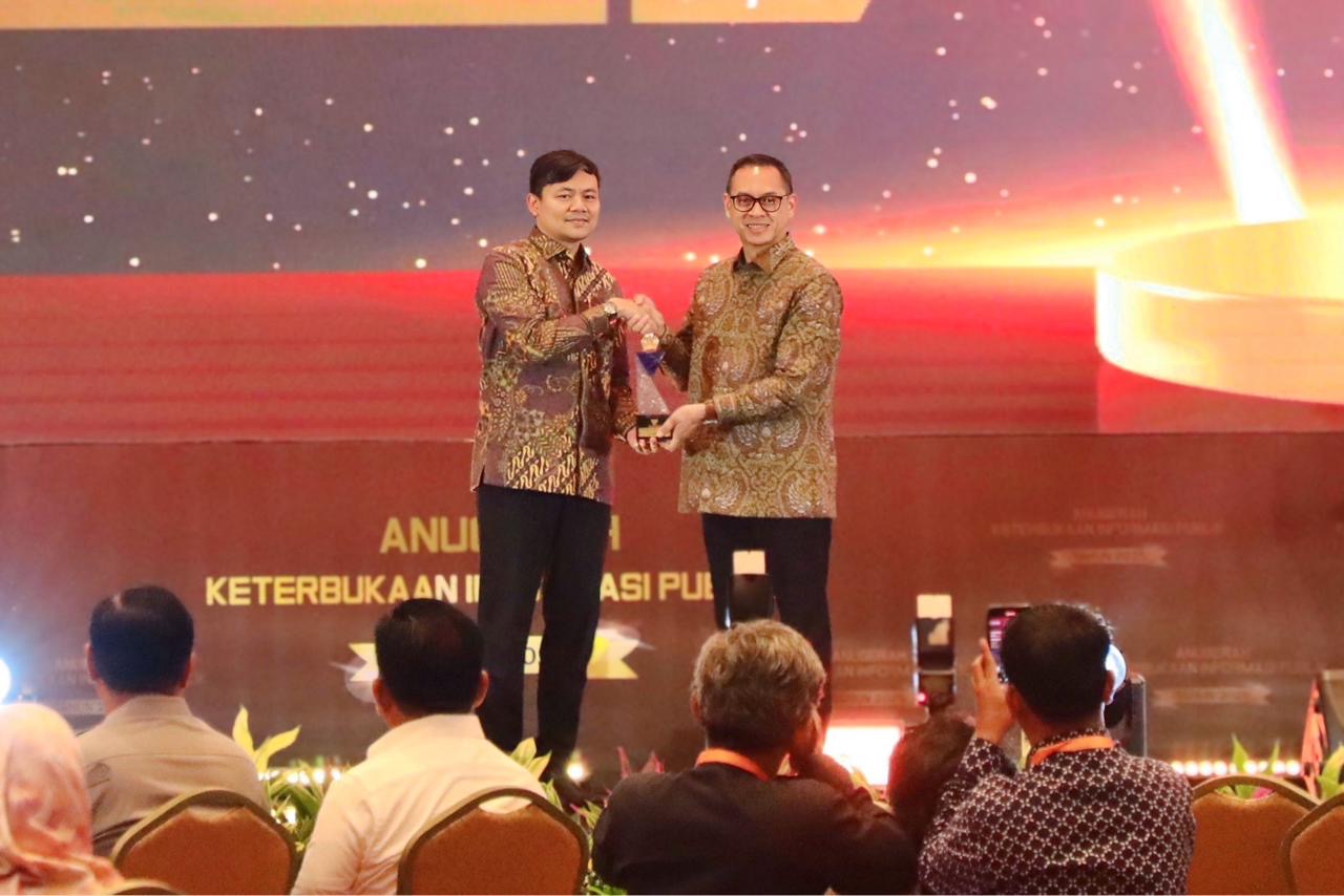 Anugerah diterima oleh Kepala Biro Hubungan Masyarakat (Humas) dan Protokol, Shamy Ardian, Senin (15/12/2025).
