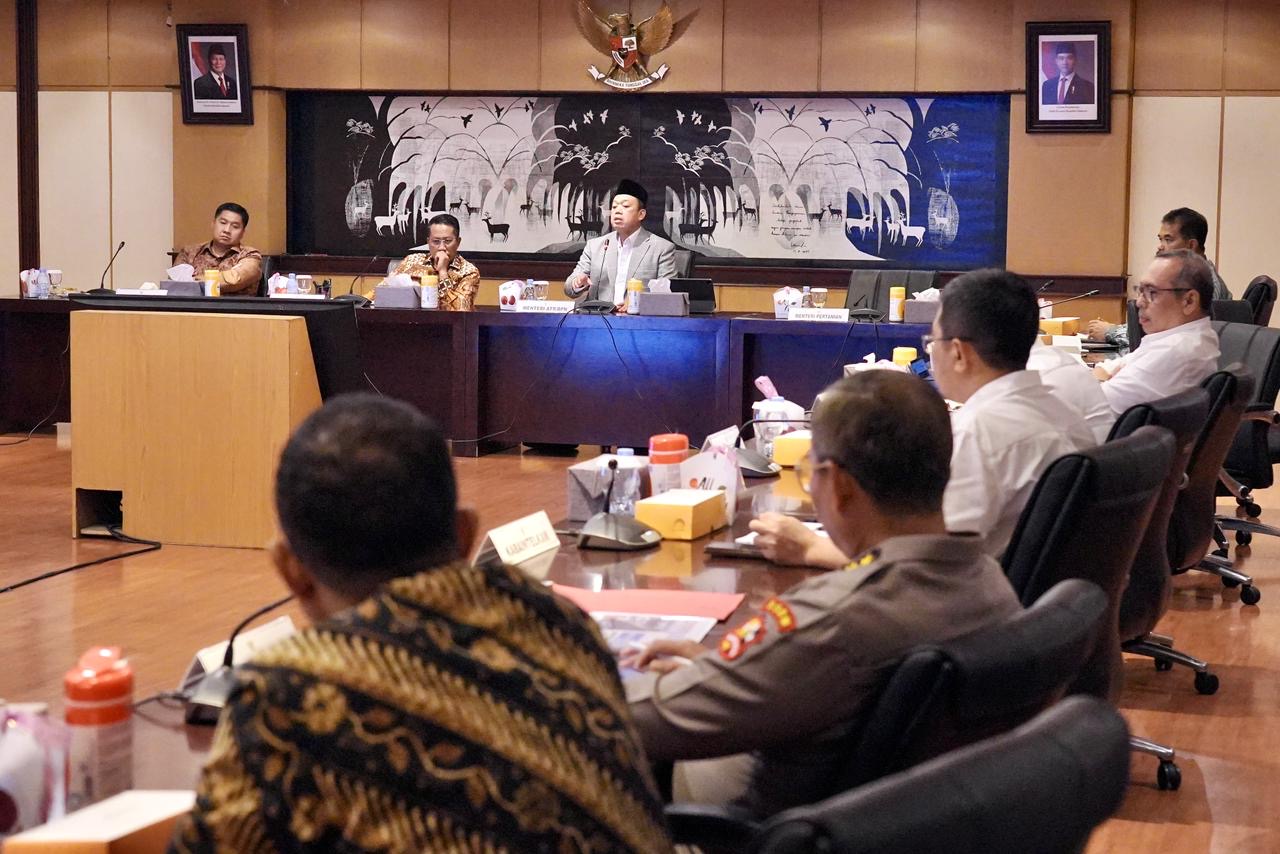 Menteri Nusron Wahid saat Rapat Koordinasi Alih Fungsi Lahan, yang digelar di Kementerian Hukum, Jakarta, Rabu (17/12/2025).